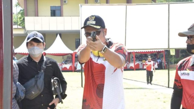 Bupati Sinjai ASA, saat melakukan bidikan pada target.