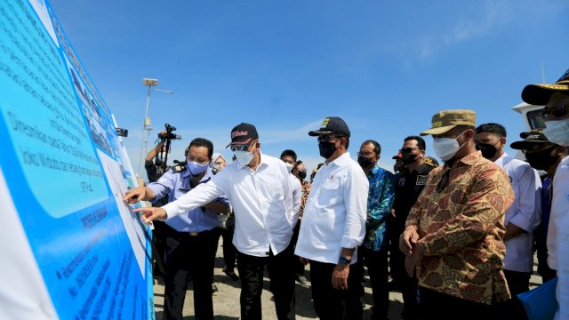 Menteri Kelautan dan Perikanan Indonesia Sakti Wahyu Trenggono mengunjungi pelabuhan Untia di Kecamatan Biringkanaya Makassar, Jum&rsquo;at (18/6/2021) untuk melihat langsung potensi yang di miliki Kota Makassar itu.