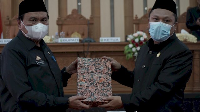 Penjabat Sekda Luwu Serahkan Ranperda Pertanggung Jawaban Pelaksanaan APBD TA 2020 Ke DPRD