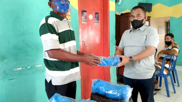 Kadis Perikanan Sinjai menyerahkan langsung ke Bantuan peralatan budidaya rumput laut.