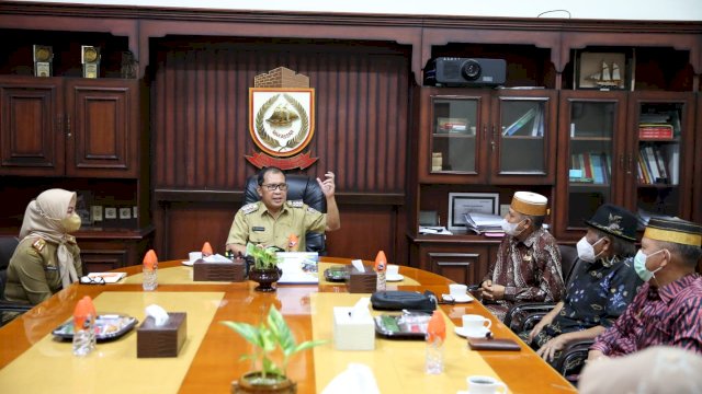 Forum Silaturahmi Keraton Nusantara (FSKN) menyambangi Wali Kota Makassar Moh Ramdhan &ldquo;Danny&rdquo; Pomanto di ruang kerjanya di Balaikota Makassar, Senin (21/6/2021).