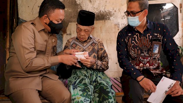 Bupati Bantaeng, DR Ilham Azikin mendatangi satu per satu rumah orang lanjut usia dan penyandang disabilitas di Kabupaten Bantaeng. Mereka diberikan kartu Baik Tuntas dengan bantuan Rp200 ribu setiap bulan.