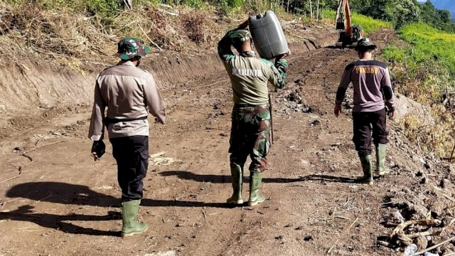 Semangat Membangun Negeri Prajurit Yonmarhanlan VI Ikuti TMMD