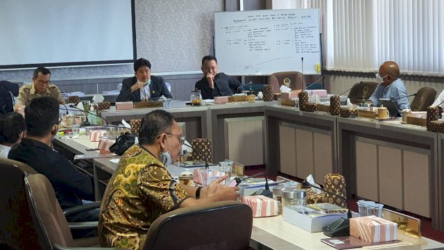 Rapat Kerja Komisi E Bersama Dengan Dinas Pendidikan Membahas Soal PPDB 