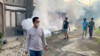 Cegah DBD, Anggota DPRD Makassar Kasrudi Lakukan Pengasapan di Daerahnya