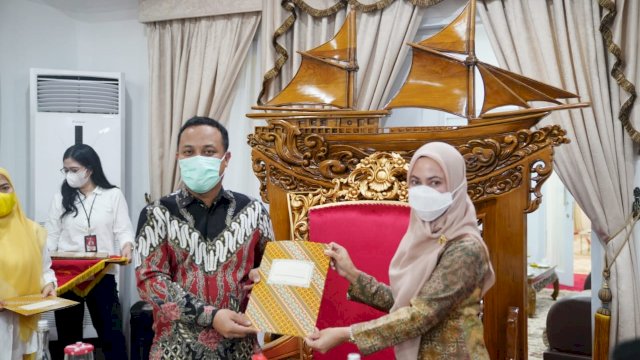 Bupati Luwu tara Indah Putri Indriani Menerima Bantuan Keuangan Dari Pemprov Sulsel Yang diserahkan Langsung Plt Gubernur Andi Sudirman Sulaiman 
