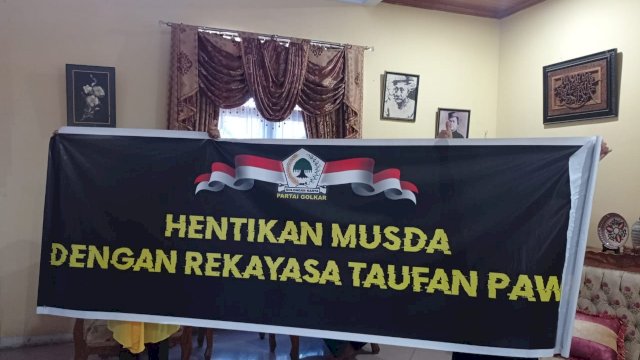 Spanduk kader Golkar yang menolak Musda digelar.