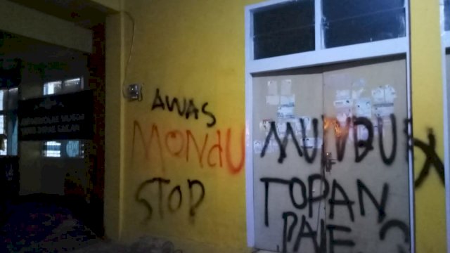Vandalisme di kantor Golkar Sinjai, semua ini diduga kuat adalah imbas dari kemarahan kader Golkar Sinjai ke Taufan Pawe. 