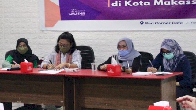 Saat konferensi pers yang gelar oleh SPAM bersama Aksi! di Kota Makassar, pada Jumat, 24/6, siang. (Dsy)
