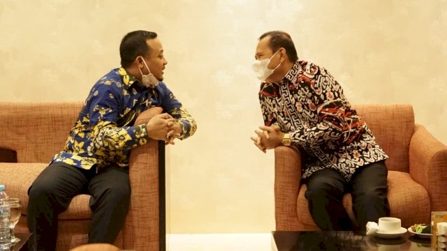 Plt Gubernur Sulsel Andi Sudirman Sulaiman Berbincang Dengan Bupati Luwu Basmin Mattayang di sela-Sela RUPS Bank Sulselbar
