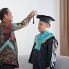 Bupati Luwu Basmin Mattayang Dampingi Cucu Pertama Wisuda Online