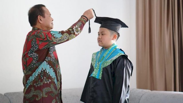 Bupati Luwu Basmin Mattayang Dampingi Cucu Pertama Wisuda Online