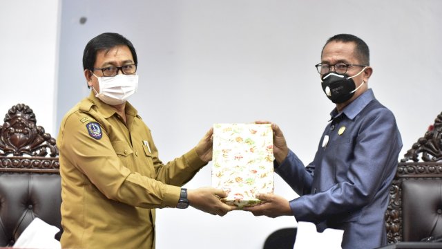 Wabup Serahkan Ranperda Pertanggungjawaban APBD TA 2020 ke DPRD