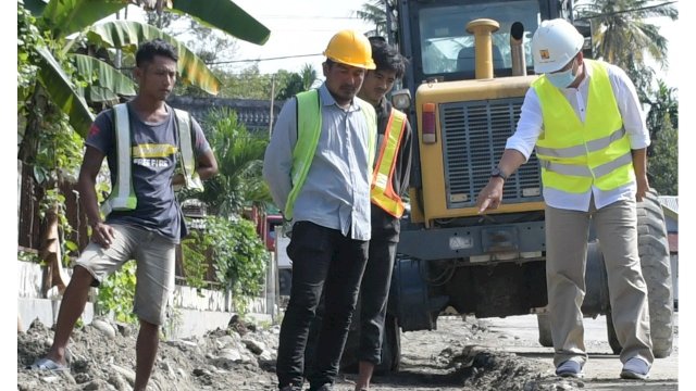 Wakil Bupati Luwu Utara, Suaib Mansur, meninjau pengerjaan peningkatan jalan ruas Baebunta - Salulemo dan ruas Masamba - Kambisa, Rabu (30/6/2021). 