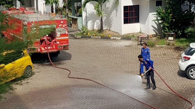 Penyemprotan disinfektan di kantor DPRD Makassar.