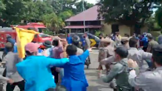 Kericuhan pendemo dengan Satpol PP di Bulukumba (Tangkapan layar).