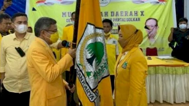 Taufan Pawe di hadapan Andi Kartini Ottong.