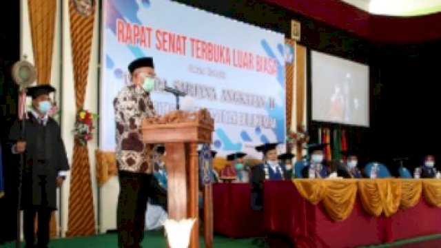 Menko PMK saat berada di UMB, dalam sebuah rapat senat luar biasa di kampus tersebut.