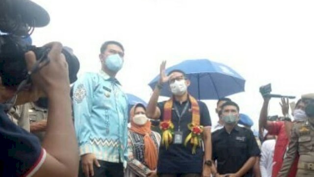 Bupati ASA menyambut kedatangan Sandiaga Uno di salah satu objek wisata bernama 'Kampung Galung' di Kabupaten Sinjai, Sulawesi Selatan. (Tangkapan Layar Video).