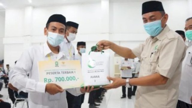 Bupati ASA Sumbang Hadiah untuk Pemenang Lomba di Training Khatib dan Imam