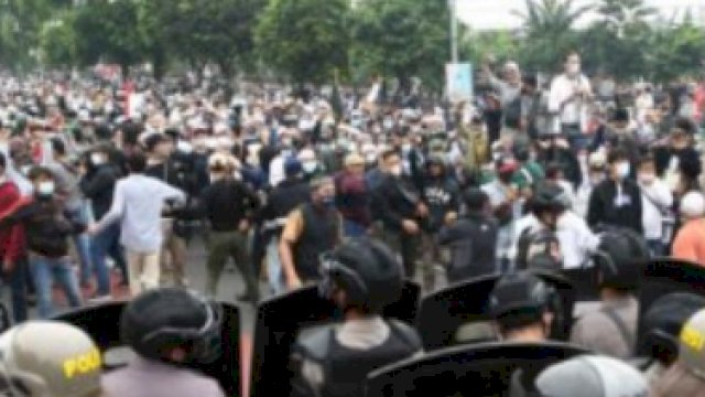 Tangkapan layar bentrokan massa HRS / Istimewa.