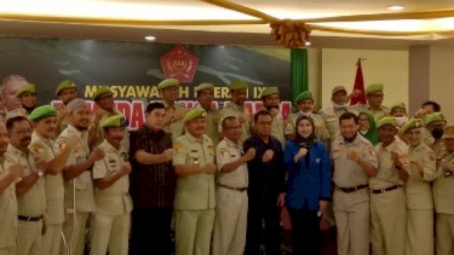 Sekprov Sulsel Abdul Hayat Gani di tengah-tengah para pengurus Pemuda Panca Marga Sulsel. Sabtu, (26/6). [Ket: Hanya melepas masker saat berfoto]
