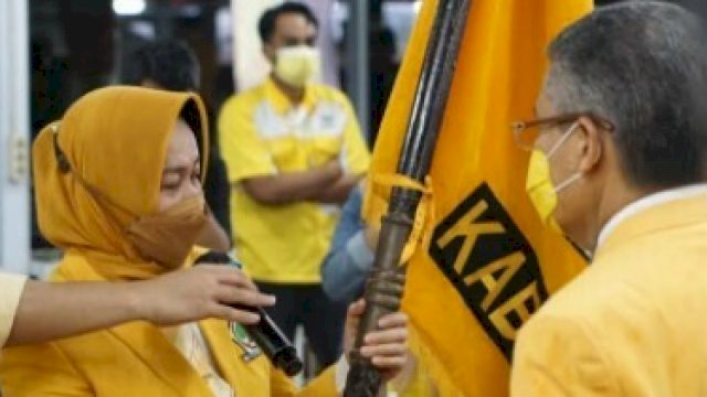 Andi Kartini Ottong di hadapan Taufan Pawe.