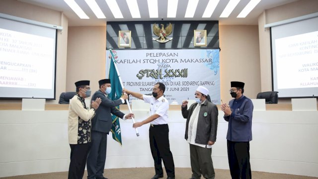  Walikota Makassar Moh Ramdhan "Danny" Pomanto melepas peserta Kafilah Seleksi Tilawatil Quran dan Hadits (STQH) ke -32 Kota Makassar di ruang Sipakatau Kantor Balaikota Makassar. Rabu (2/6/2021).