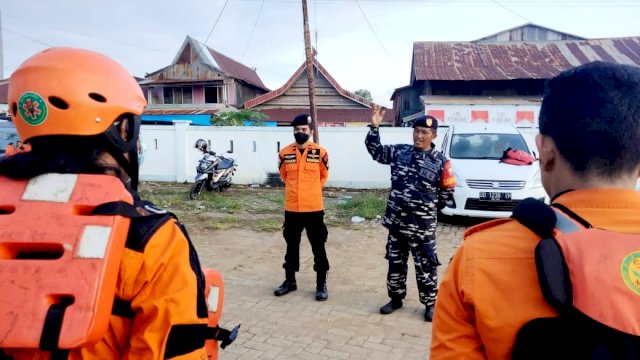 Prajurit TNI AL Posmat Lampia Lantamal VI SAR Kapal Nelayan Tengelam di Danau Towoti