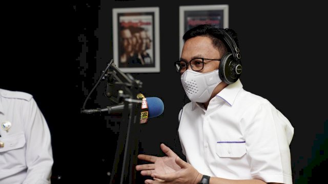 Bupati Bantaeng, Ilham Syah Azikin menghadiri Talk Show sebagai narasumber di Radio Celebes FM, Makassar, Selasa (15/6). Kegiatan ini mengusung tema "Perang Melawan Narkoba di Era Pandemi Covid-19 Menuju Indonesia Bersih Narkoba (Bersinar).