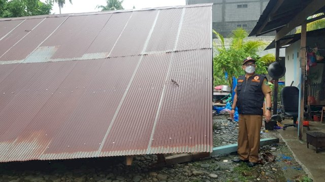 Kepala Pelaksana (Kalaksa) Badan Penanggulangan Bencana Daerah (BPBD) Muslim Muhtar memimpin langsung pelaksanaan assesment kaji cepat terhadap kejadian bencana angin putting beliung di Desa Sukaraya Kecamatan Bonebone, Selasa 15 Juni 2021 kemarin. Muslim didampingi Tim Reaksi Cepat (TRC) PB BPBD.