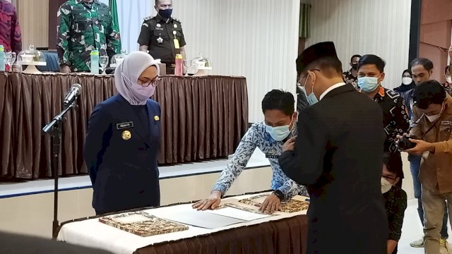 Bupati Luwu Utara, Indah Putri Indriani, akhirnya melantik dan mengambil sumpah sembilan pejabat Pimpinan Tinggi Pratama setingkat eselon II Lingkup Pemerintah Daerah Kabupaten Luwu Utara, Kamis (17/6/2021), di Aula La Galigo Kantor Bupati Luwu Utara. 