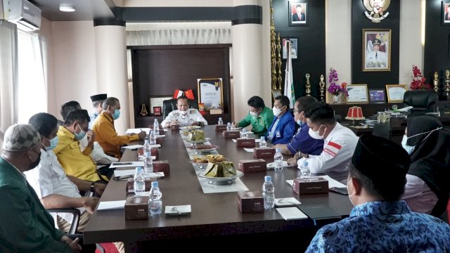 Bupati Luwu, H Basmin Mattayang bersama Kepala Badan Kesbangpol, H Alim Bachry, menerima kedatangan Ketua dan Bendahara dari 12 DPC Partai Politik Kabupaten Luwu diruang kerjanya, kompleks perkantoran Bupati Luwu, Kelurahan Senga Kecamatan Belopa, Kamis (17/6/2021)