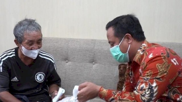 Plt GUbernut Sulsel, Andi Sudirman Sulaiman memberikan bingkisan Paket Kepada Bapak Safaruddin (64) Orang Tua Yang Ikut Melakukan Program Vaksinasi 