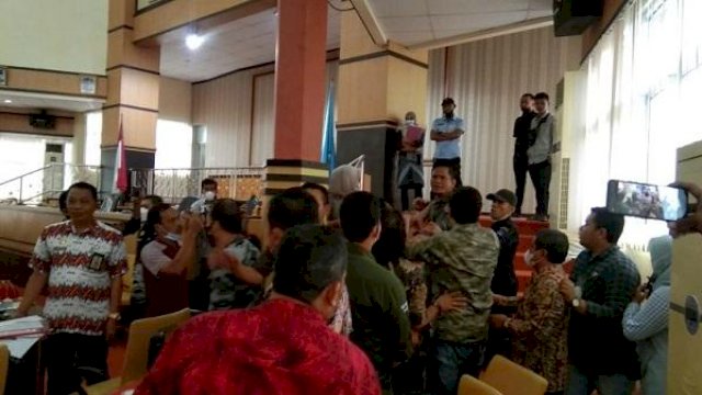 Dua Anggota Dewan Perwakilan Rakyat Daerah (DPRD) Kabupaten Bone bersitegang saat. membahas persoalan "uang" yang akan dipinjam melalui Program Percepatan Ekonomi Nasional (PEN) 