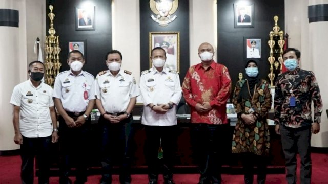 Trotoar.id, Belopa -- Bupati Luwu, H Basmin Mattayang, menerima kunjungan Kepala Komisi Pengawas Persaingan Usaha (KPPU) Kanwil VI Makassar, Hilman Pujana, di ruang kerjanya kompleks perkantoran Bupati Luwu, Kamis (17/6/2021)