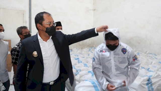 Memastikan perlengkapan tim detektor tersedia. Wali Kota Makassar, Moh. Ramdhan &lsquo;Danny&rsquo; Pomanto meninjau gudang Makassar Recover, Kamis (1/7/21).