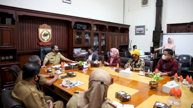 Wali Kota Makassar bersama KPU Makassar.