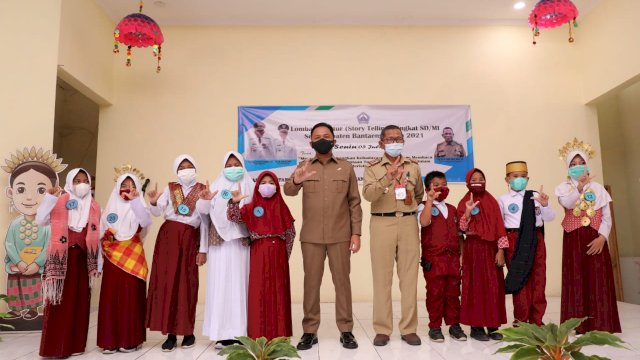Bupati Bantaeng, Ilham Syah Azikin menghadiri sekaligus membuka Lomba Bertutur (Story Telling) Tingkat SD/MI se Kabupaten Bantaeng di Perpustakaan Umum Bantaeng, Jalan Manggis, Kelurahan Pallantikang, Kecamatan Bantaeng, Senin (5/7).