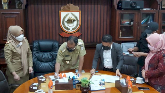 Trotoar.id, Makassar --Walikota Makassar Moh. Ramdhan 'Danny" Pomanto menandatangani nota kesepahaman (Mou) dengan Komisi Pemilihan Umum (KPU) kota Makassar.