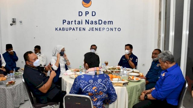Wakil Bupati Jeneponto Paris Yasir resmi bergabung dan sekaligus dikukuhkan sebagai ketua DPD NasDem Kabupaten Jeneponto.