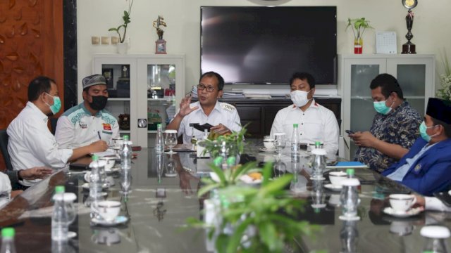 Wali Kota Makassar bersama sejumlah Ormas Islam.