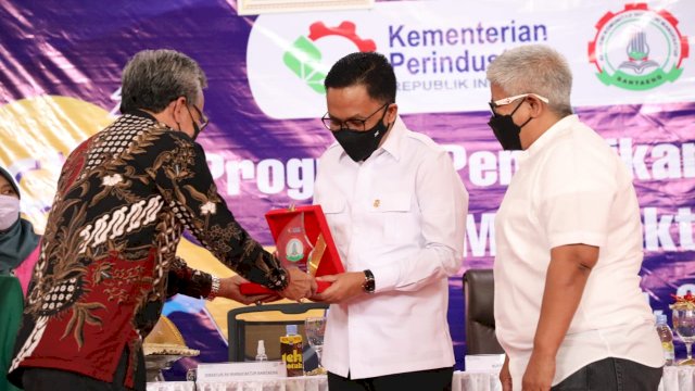 Bupati Bantaeng, DR Ilhamsyah Azikin menghadiri launching tiga program studi setara D1 yakni Kewirausahaan Smart, Mekanik, dan Alat Berat di AK-Manufaktur Bantaeng, Rabu, 7 Juli 2021.