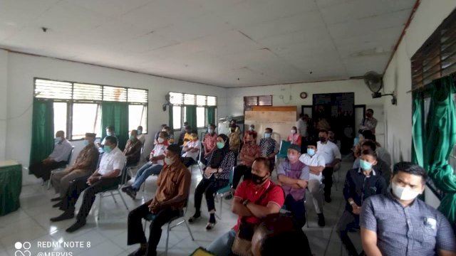Bupati Kabupaten Luwu Utara, Indah Putri Indriani, kembali mengingatkan pentingnya protokol kesehatan diterapkan secara ketat dalam seluruh tahapan Pilkades, yang perhelatannya tinggal seminggu lagi. Hal ini ia tegaskan ketika dirinya menghadiri Sosialisasi Pilkades Damai di Kantor Camat Mappedeceng, Kamis (8/7/2021).
