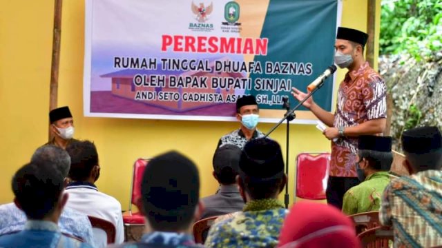 Saat Bupati ASA meresmikan rumah baru korban longsor di Sinjai Tengah, Jumat (9/7).