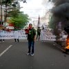 Mahasiswa di Kota Makassar Blokade Jalan, Tuntut Presiden Jokowi Bubarkan PPKM dan Pulangkan TKA China