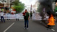 Mahasiswa di Kota Makassar Blokade Jalan, Tuntut Presiden Jokowi Bubarkan PPKM dan Pulangkan TKA China