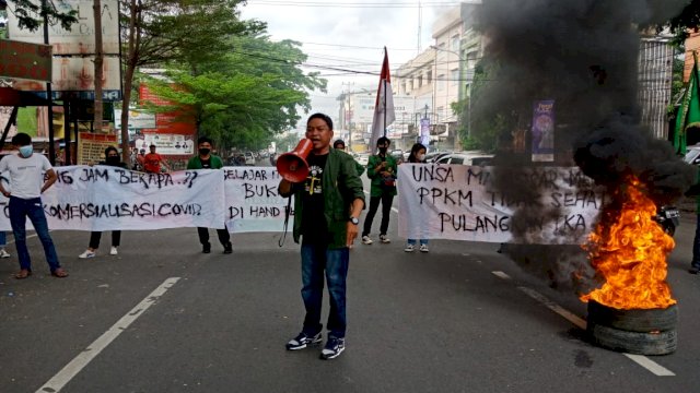 Jalan Masjid Raya Makasaar yang tengah diblokade oleh Mahasiswa, Jumat (9/7). [dok: Alam]