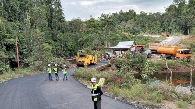Ruas jalan Lutim&ndash;Sulteng.