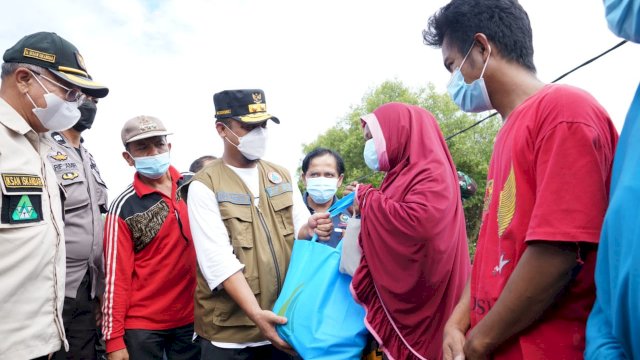 Pelaksana Tugas Gubernur Sulawesi Selatan (Sulsel), Andi Sudirman Sulaiman, membawa bantuan untuk korban terdampak banjir bandang di Kabupaten Jeneponto, Jum'at, 9 Juli 2021. 